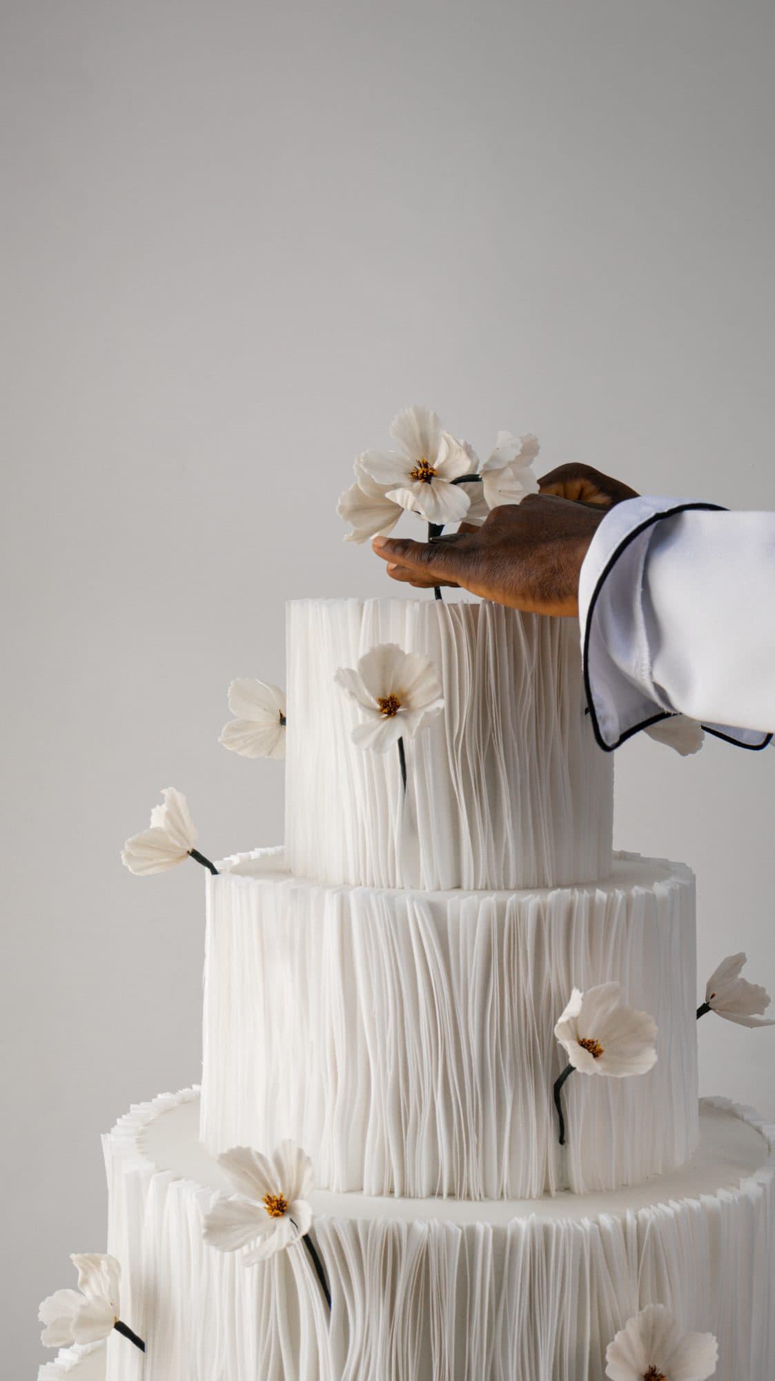 Detalhe da aplicação de uma flor de açúcar